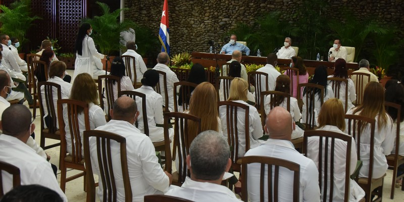 Encuentro del Presidente de la República de Cuba con los miembros de la 