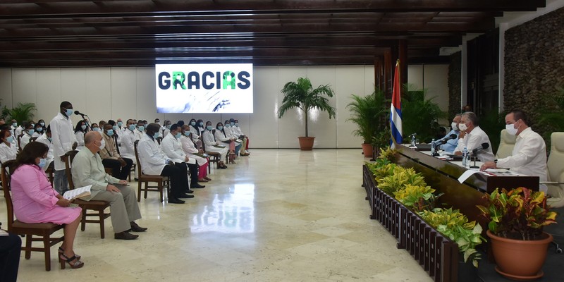 Encuentro del Presidente de la República de Cuba con los miembros de la 